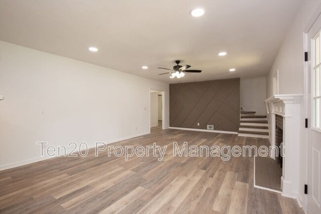 Building Photo - 2826 College Dr