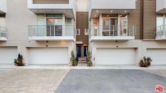 Building Photo - 1400 N Fuller Ave