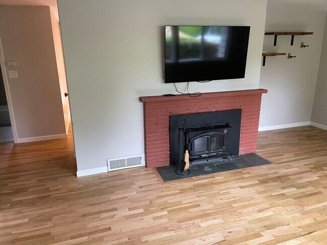 Building Photo - Nice 3-bed, 2-bath single famliy house in ...