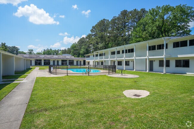 Piscina - Courtyard Apartment Homes