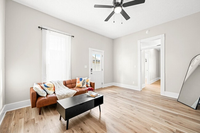 Building Photo - 639 Maple St