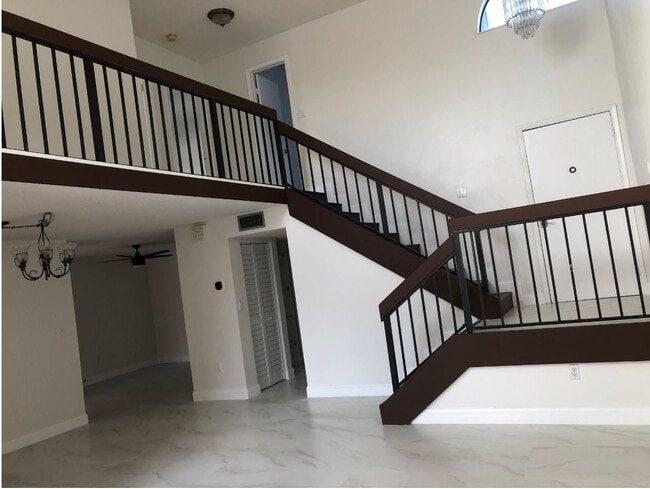 entry - 1461 SW 124th Ct