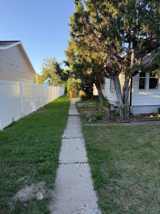 Building Photo - 2 Bed, 1 Bath Home