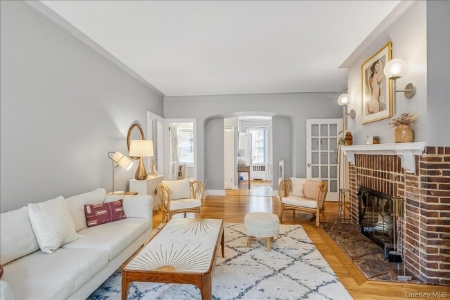 Foto del edificio - 38-30 Douglaston Pkwy