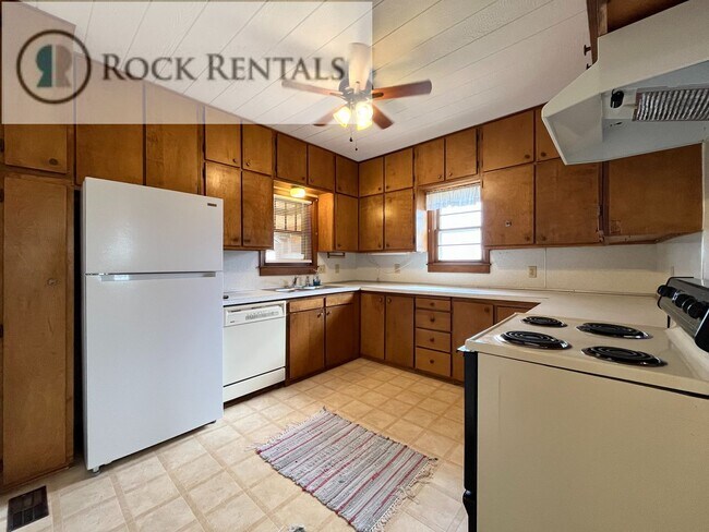 Foto del edificio - 2 Bed 1 Bath Country Home with New Basement