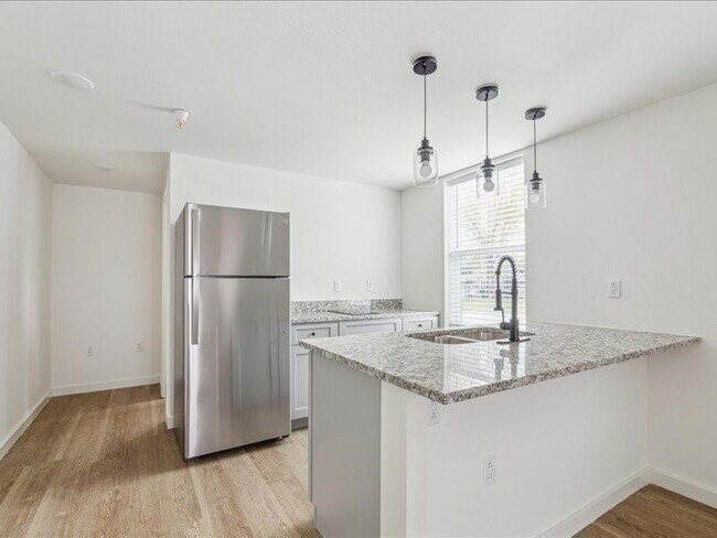 Building Photo - 905 74th St