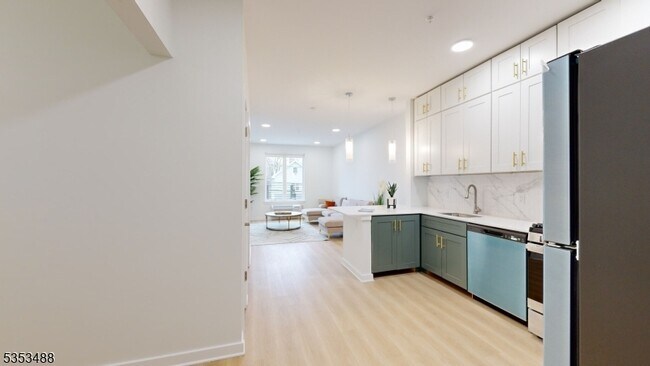 Foto del edificio - 321 E 3rd St