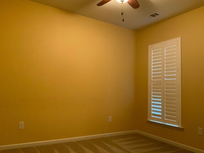Foto del edificio - Move in ready in a wonderful Active 55+ Ad...