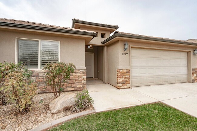 Building Photo - Pet Friendly - 3 Bedroom 2 Bathroom Home!
