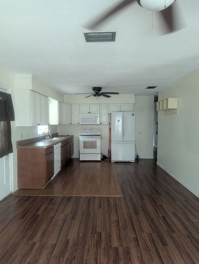 Building Photo - Great family home with swimming pool and g...