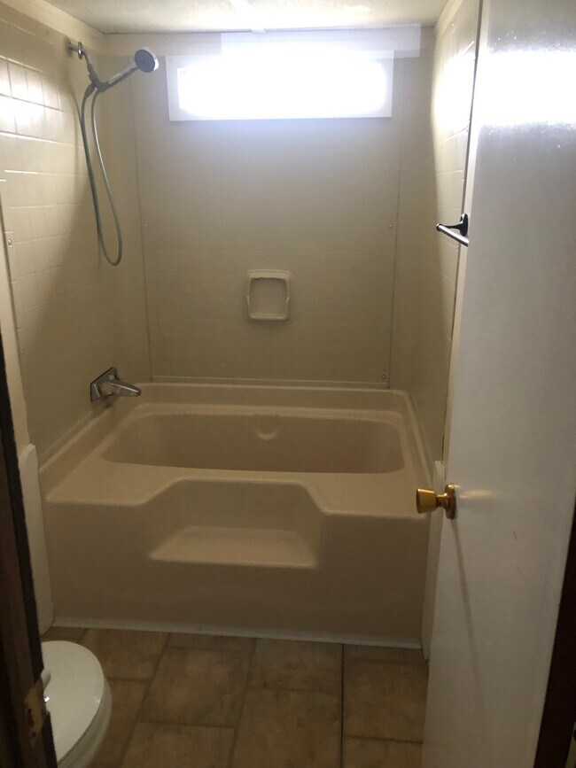 Shower / tub combo - 25 Harriman Cove