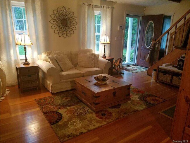 Foto del edificio - 373 Great River Rd