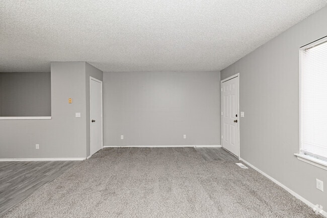 3 habitaciones, 2 baños - 1,536 pies cuadrados - Sala de estar - Parkview Townhomes