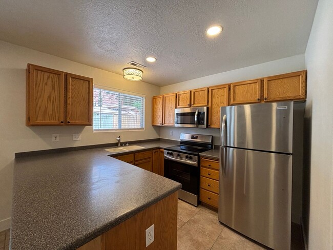 Building Photo - SPACIOUS 2 BEDROOM TOWNHOME FOR RENT!