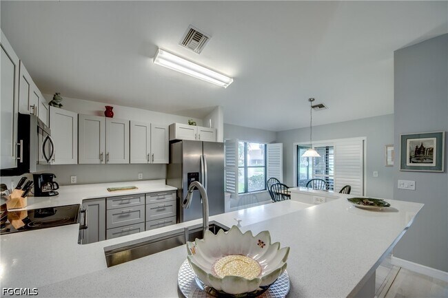 Foto del edificio - 15472 Admiralty Cir