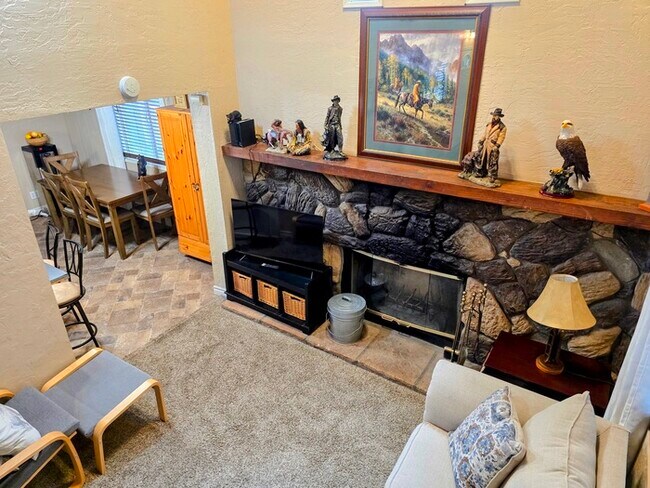 Building Photo - Modern 2 Bedroom 2 Bath Home with Fenced Yard