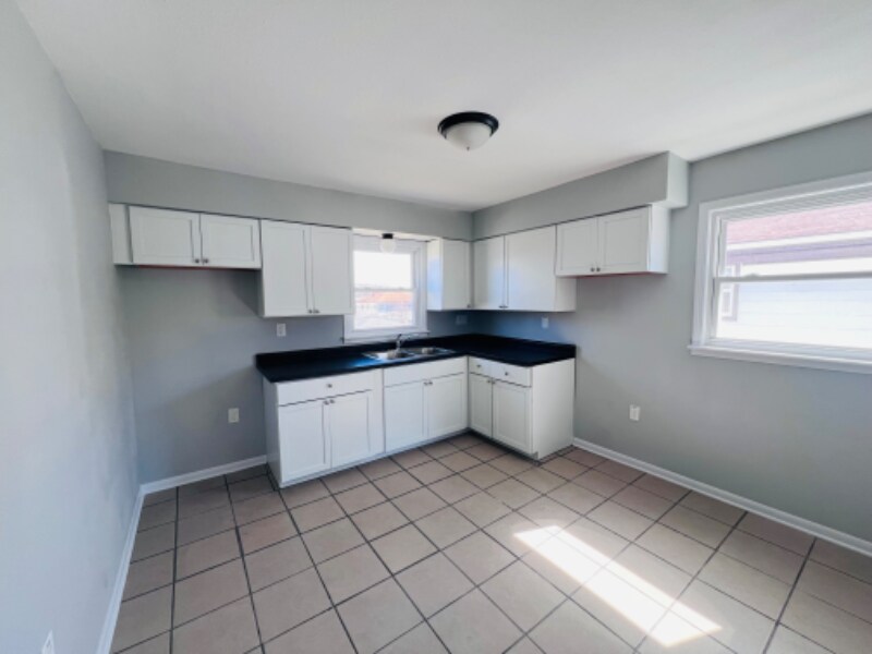 Primary Photo - 5866 N 61st St