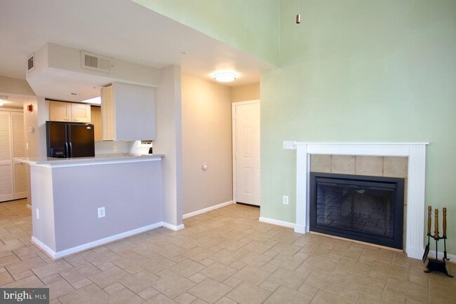 Foto del edificio - 913 Hillside Lake Terrace