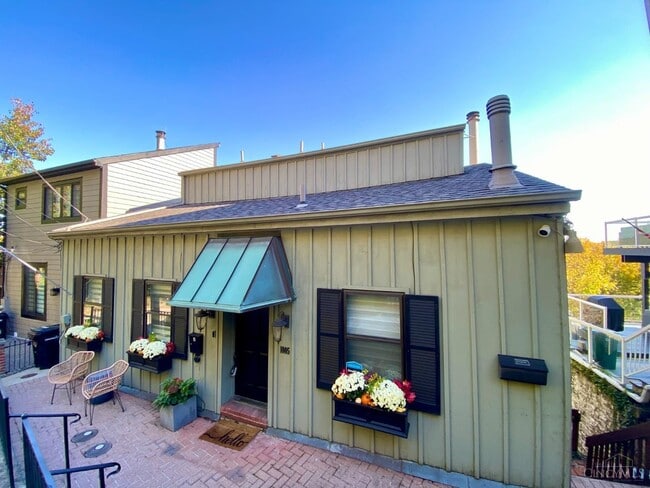 Jardín delantero/Entrada - 1005 Hill St