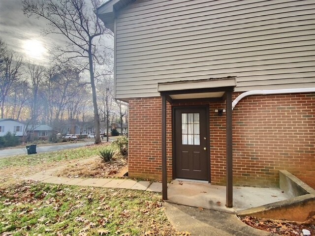 Foto del edificio - 1326 Oak Tree Ln