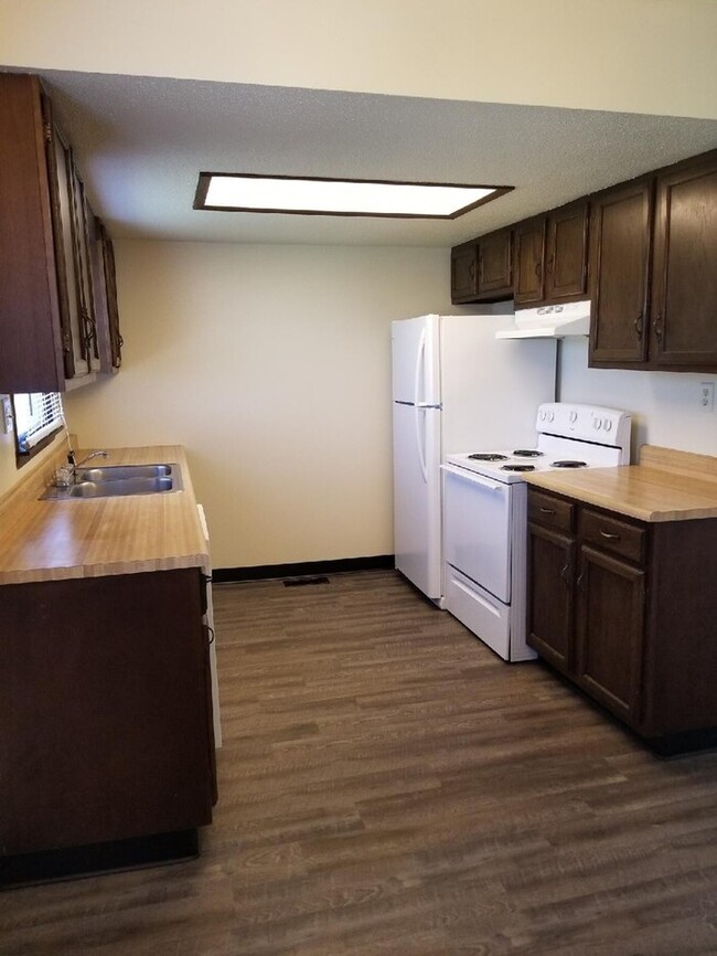 Building Photo - 2 bedroom duplex with garage ** Pets welcome
