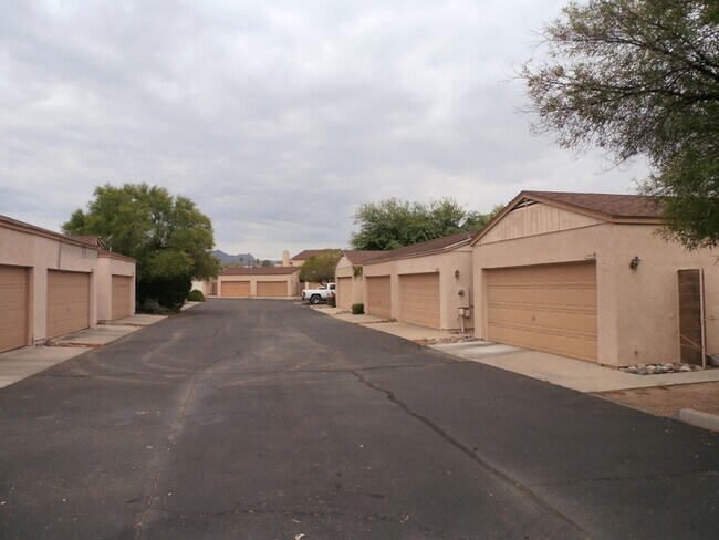 Building Photo - Silverbell & Grant Road area - 2/2 in a ga...