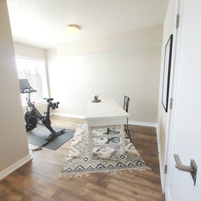 Building Photo - Stunning Newer Construction Home With 2 Ma...