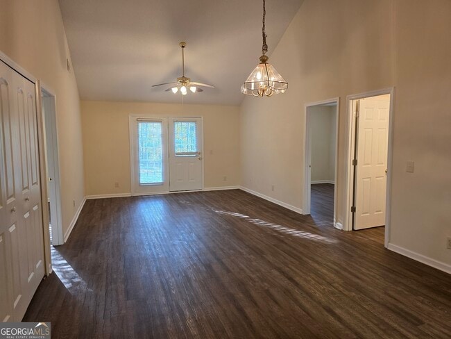 Building Photo - 585 Rushing St