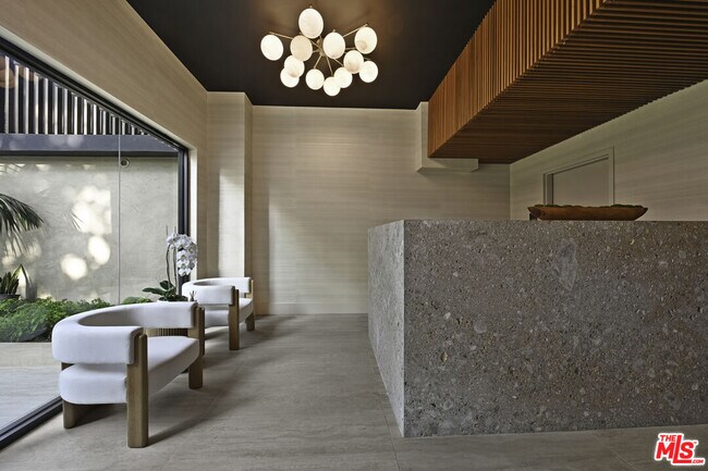 Foto del edificio - 350 N Palm Dr