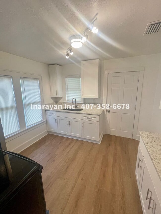 Photo - Newly Remodeled 2/1 House with cozy porch