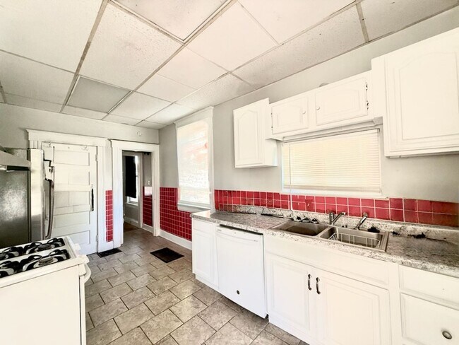 Foto del edificio - Xavier & UC Students - 2026-2027 School Year - Spacious House with Backyard and Deck!