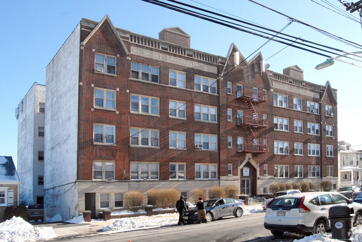 Building Photo - 194 Davis Ave