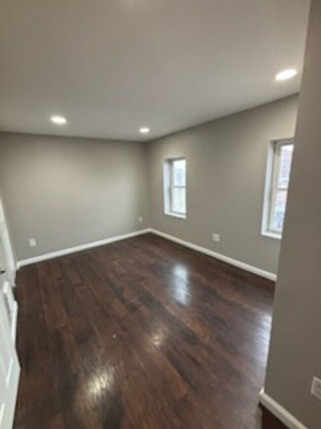 Building Photo - 24 E Silver St