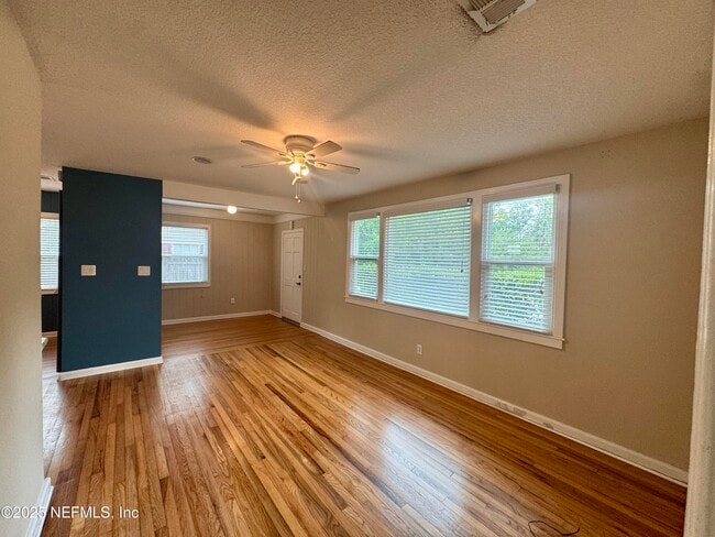 Building Photo - 1327 Azalea Dr
