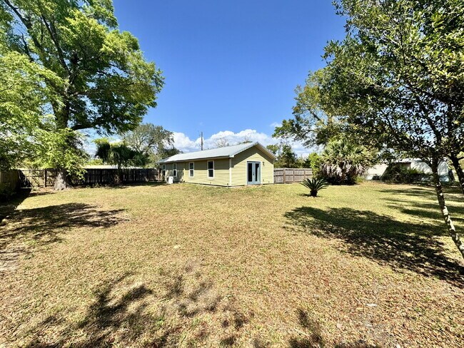 Building Photo - Cute newer home located close to North Bay Haven