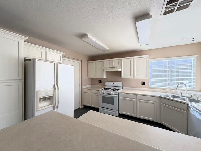 Building Photo - 920 Hunters Ridge Way