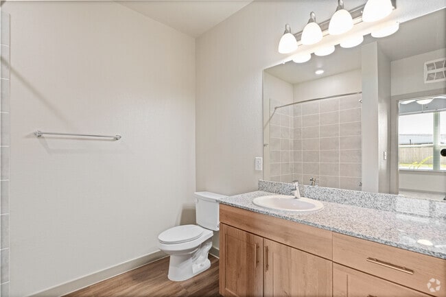 1 habitación, 1 baño - 765 pies cuadrados - Baño principal - Cole Creek Estates