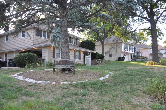 Building Photo - 836 S 131st St
