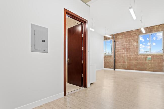 Building Photo - 3751 S Hill St