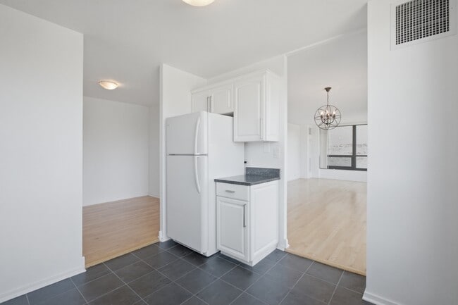 Building Photo - 2020 N Lincoln Park W