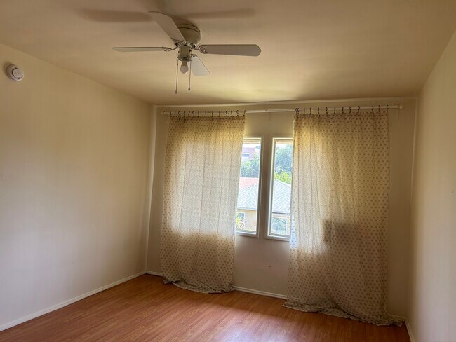bedroom - 1351 E Harvard St