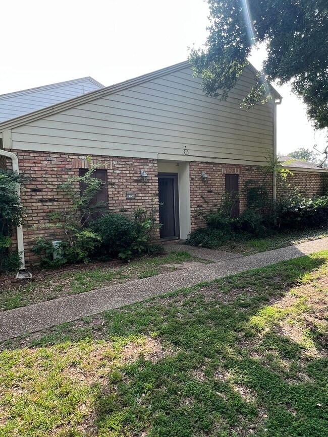 Building Photo - West Shreveport Available October 1st!