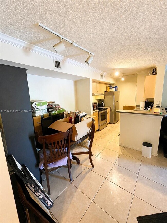 Foto del edificio - 2457 Centergate Dr