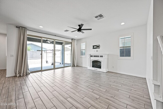 Foto del edificio - 13360 W Briles Rd