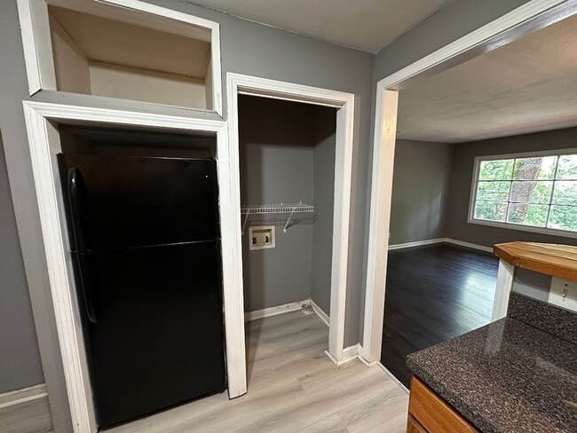 Building Photo - 4 bed and 2 bath in Decatur!