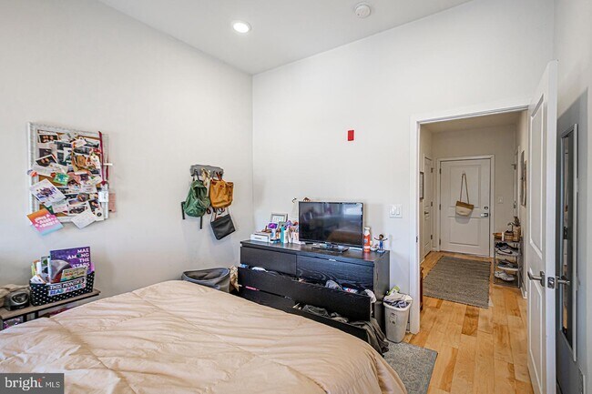 Building Photo - 627 E Girard Ave