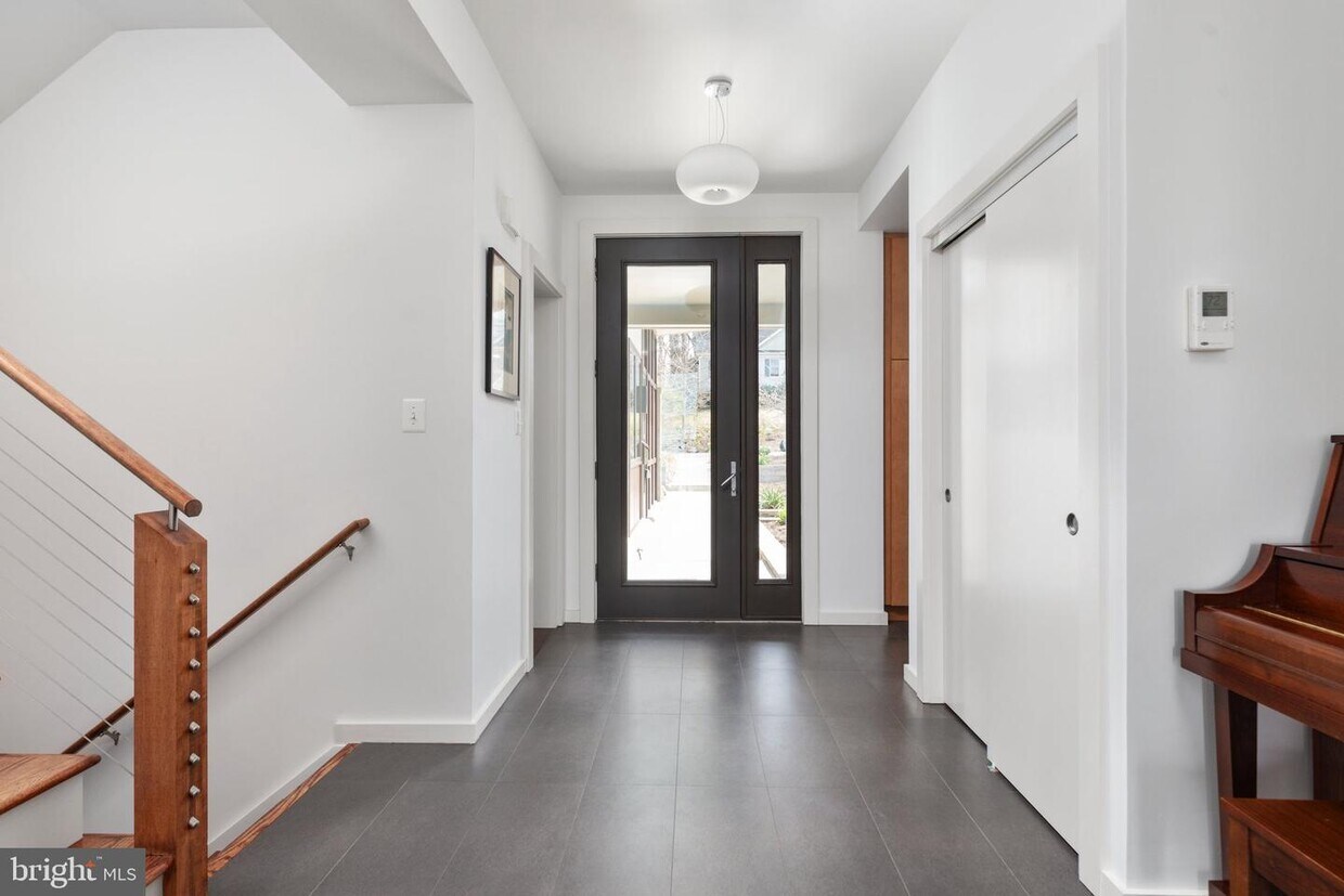 Primary Photo - 309 N Virginia Ave
