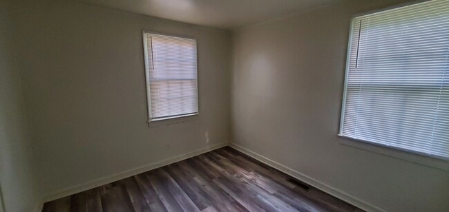 Building Photo - 2 Bedroom House