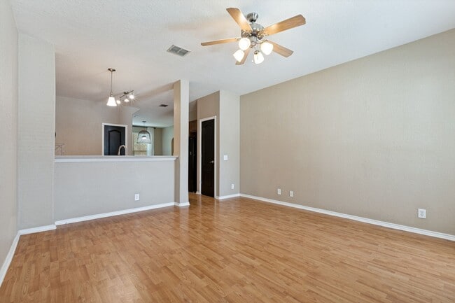 Building Photo - Two Bedroom Townhouse, Great Location!
