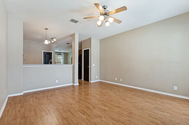 Foto del edificio - Two Bedroom Townhouse, Great Location!